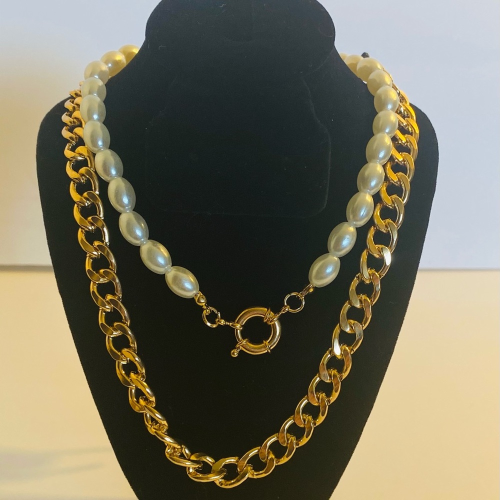 Necklace white and gold